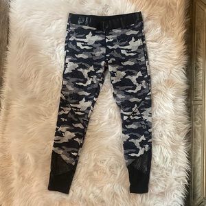 Victoria secret PINK Camo leggings